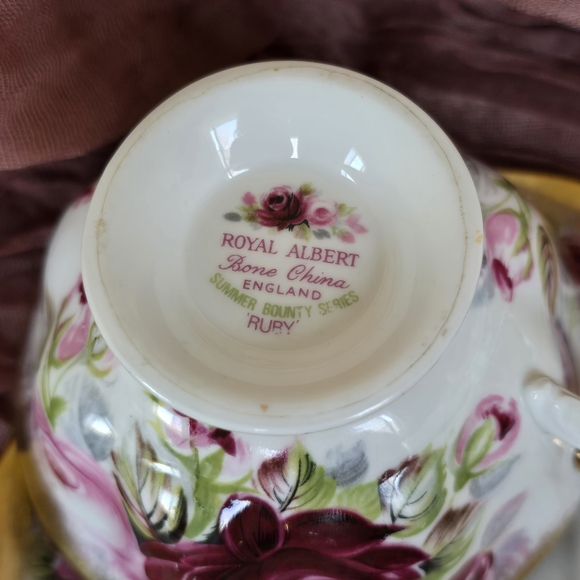 Royal Albert Ruby Vintage Gold and Pink Rose Teacup Set - Picture 5 of 5